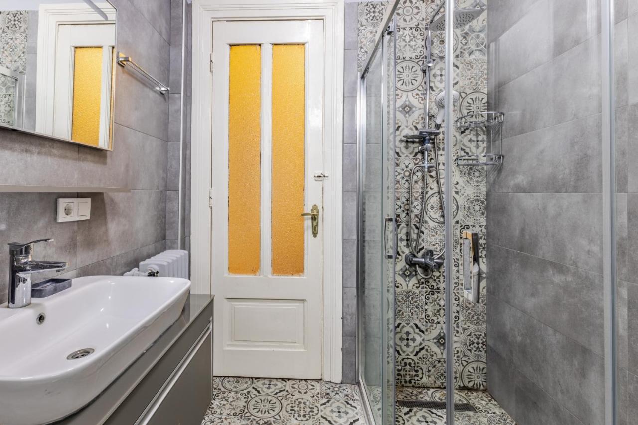 Flat With Balcony And Bosphorus View In Beyoglu Leilighet Istanbul Eksteriør bilde