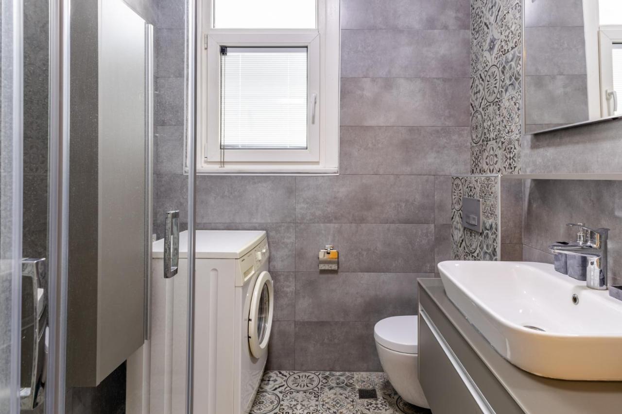 Flat With Balcony And Bosphorus View In Beyoglu Leilighet Istanbul Eksteriør bilde